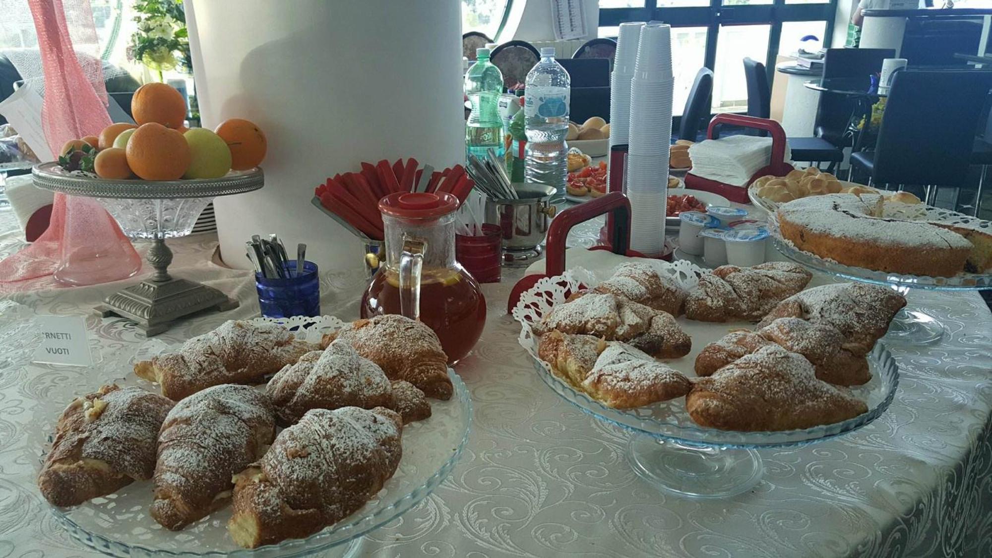 Hotel Falco D'Oro Cisternino Kültér fotó