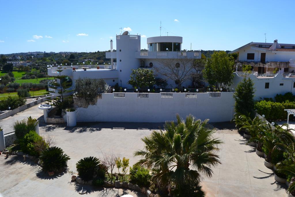 Hotel Falco D'Oro Cisternino Kültér fotó