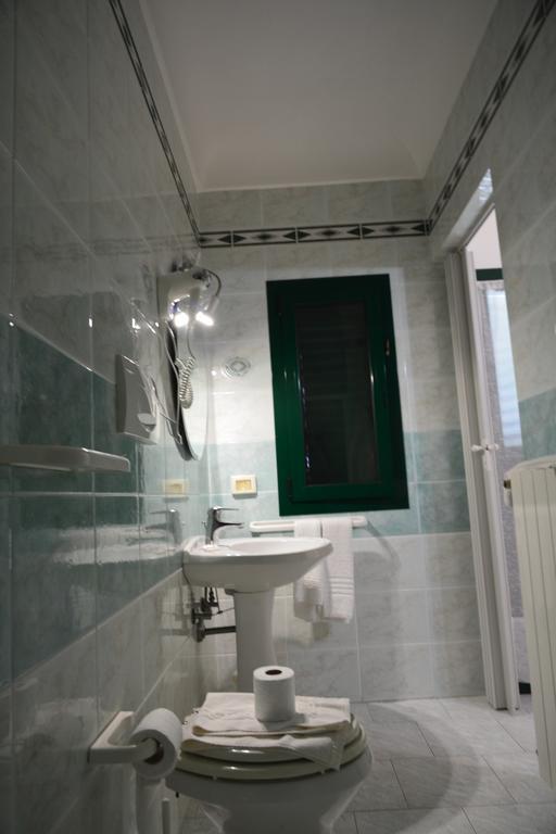 Hotel Falco D'Oro Cisternino Kültér fotó