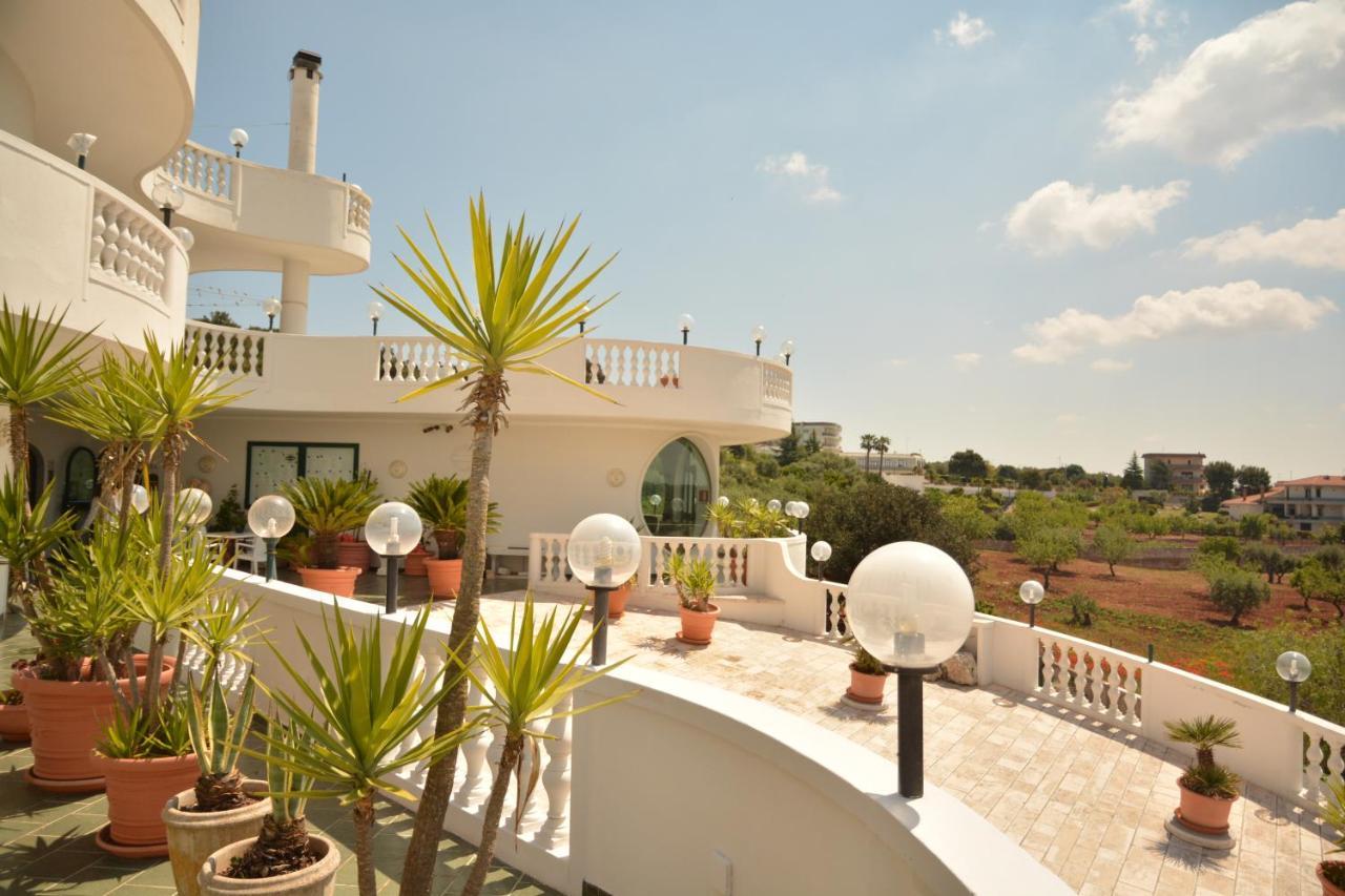 Hotel Falco D'Oro Cisternino Kültér fotó
